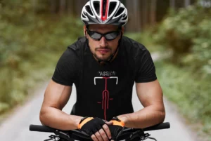 Fahrradfahrer mit Fahrrad-T-Shirt