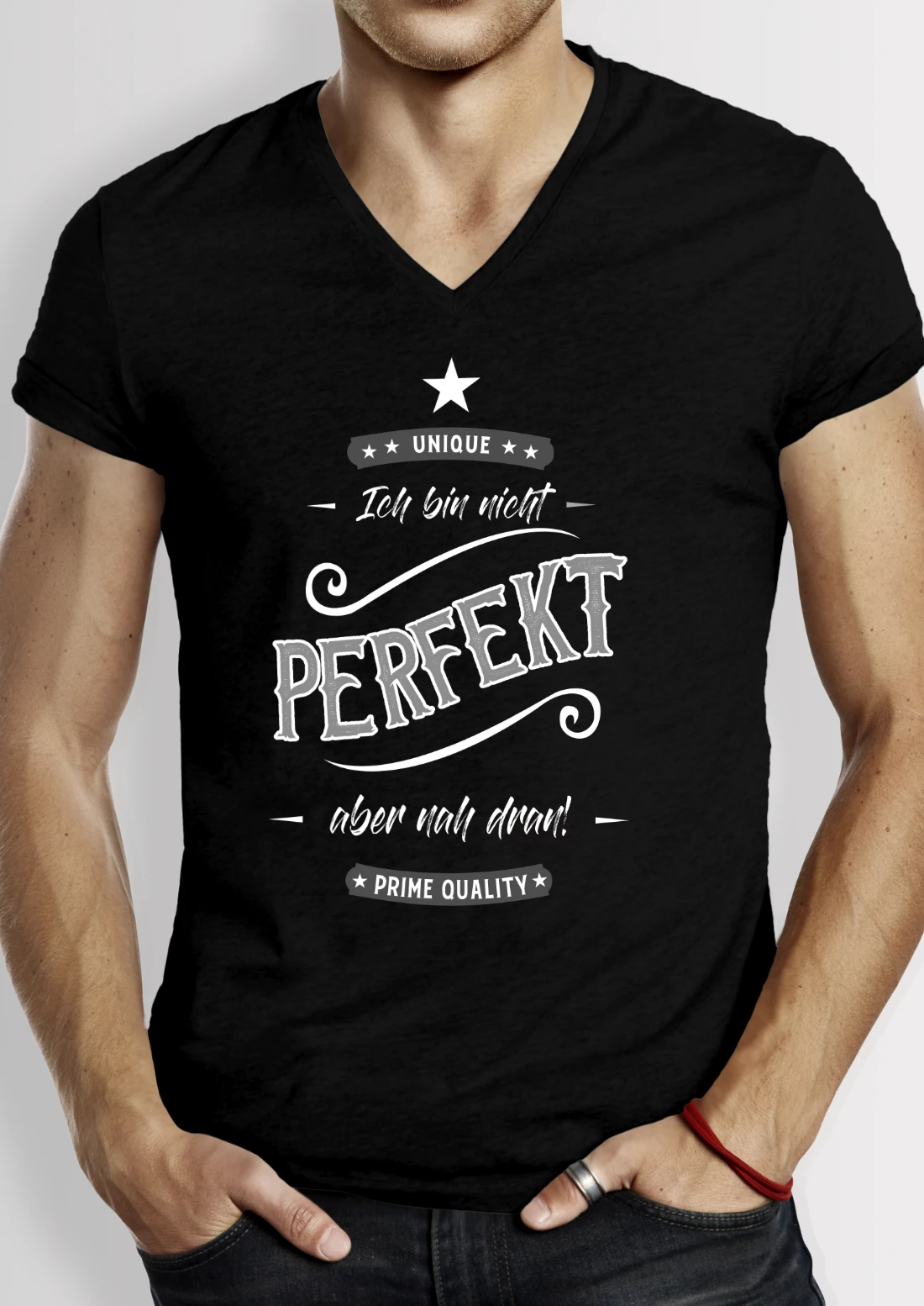 Mann mit Lustigem T-Shirt - Ich bin nicht perfekt aber nah dran